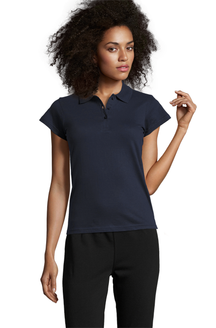  Prescott Women - 11376 POLO-SHIRTS / SOLS Γυναικείο πόλο Περιγραφή:Το γυναικείο πόλο με κοντά μανίκια διαθέτει πλαϊνές ραφές και πατιλέτα με 3 κουμπιά στον ίδιο τόνο, προσφέροντας κομψή εμφάνιση. Το ελαστικό ριπ στο γιακά εξασφαλίζει άνεση και στυλ ενώ η φακαρόλα στο λαιμό προσθέτει λεπτομέρειες.  -  Σύνθεση: Jersey 170g/m² - 100% Βαμβάκι Ringspun σεμί-πενιέΙδανικό για επαγγελματική ένδυση σε γραφεία και επιχειρήσεις, αυτό το πόλο μπορεί να χρησιμοποιηθεί σε επαγγελματικές περιστάσεις όπως παρουσιάσεις ή εταιρικές εκδηλώσεις. Με διαθέσιμα χρώματα όπως λευκό, μπλε και μαύρο, προσφέρει ποικιλία για κάθε γούστο.  Δυνατότητα Προσαρμογής:Δυνατότητα για εκτυπώσεις λογοτύπου ή μηνυμάτων του πελάτη, κάνοντάς το ιδανικό για εταιρείες που επιθυμούν να ενισχύσουν την ταυτότητά τους μέσω της επαγγελματικής ένδυσης.